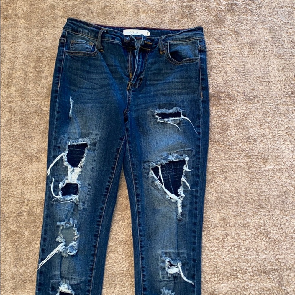 Distressed ripped skinny jeans